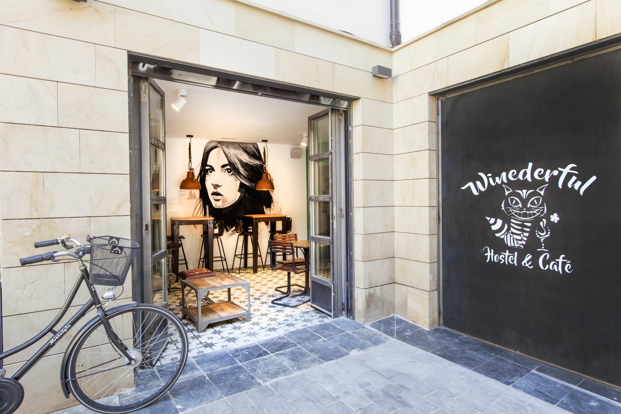 Winederful Hostel & Cafe ログローニョ エクステリア 写真